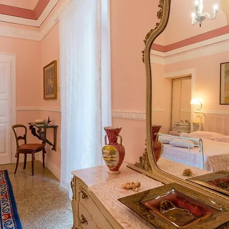 Palazzo Tre Cardi Couette-café